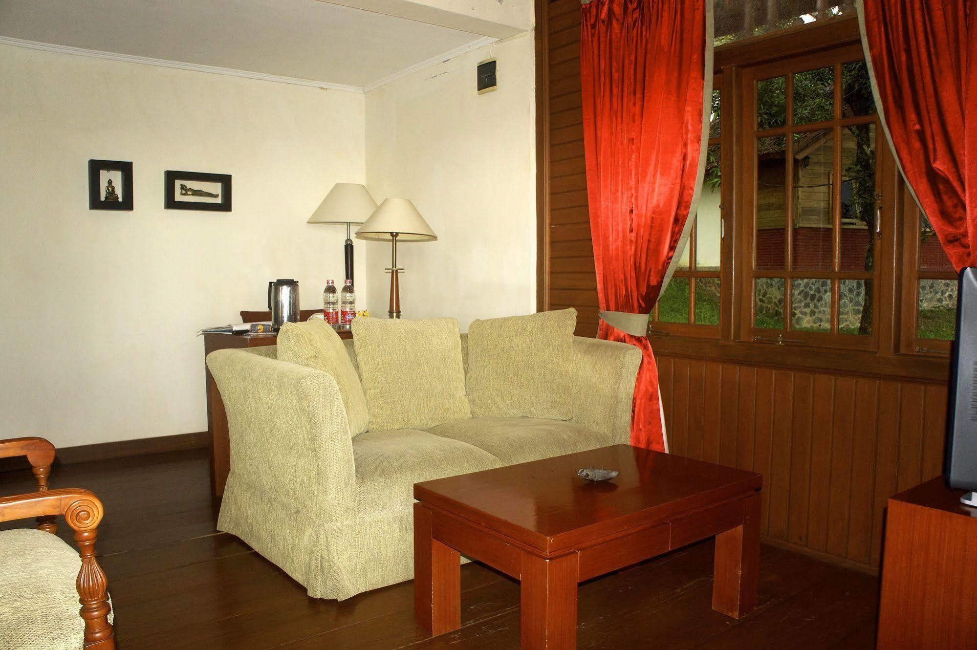 Oyo 1214 My Lagusa Hotel Cimaja Buitenkant foto